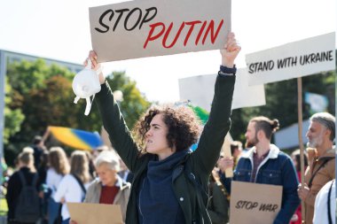 Rusya 'nın Ukrayna' yı işgaline karşı protesto. Savaş karşıtı şarkılar ve afişler taşıyan insanlar.