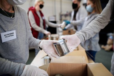 Bir grup gönüllü Ukraynalı mülteciler ve insani yardım konsepti için bağış topluyorlar..