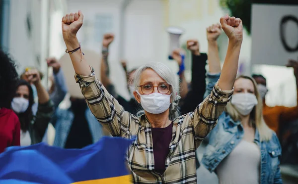 Multidão de ativistas protestando contra a invasão militar russa na Ucrânia andando na rua. — Fotografia de Stock