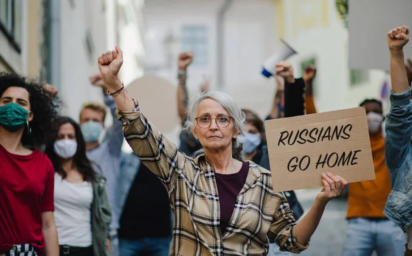 Tiltakozom Ukrajna orosz megszállása ellen. Háborúellenes énekeket és zászlókat tartó emberek az utcán. — Stock Fotó
