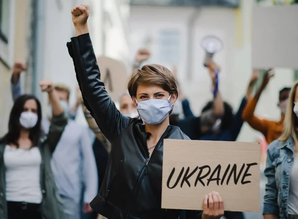 Tiltakozom Ukrajna orosz megszállása ellen. Háborúellenes énekeket és zászlókat tartó emberek az utcán. — Stock Fotó