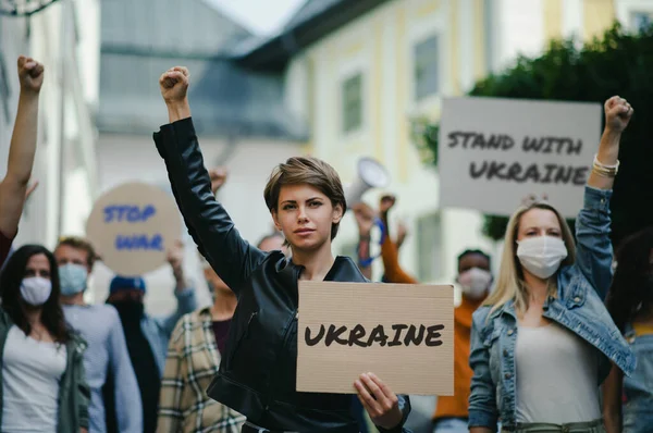 Протест против вторжения России на Украину. Люди, держащие антивоенные песни и плакаты на улицах. — стоковое фото