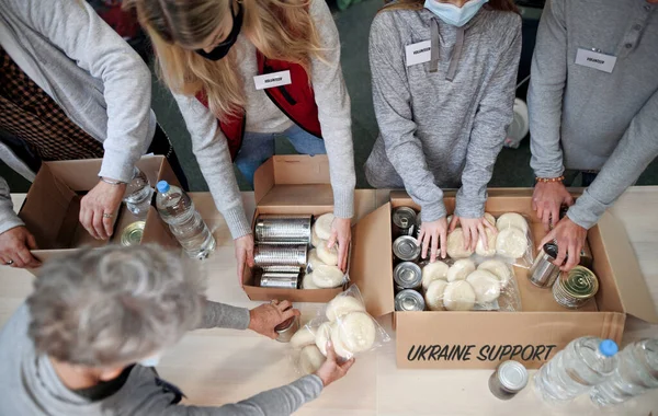 Widok grupy wolontariuszy zbierających datki na ukraińskich uchodźców, koncepcja pomocy humanitarnej. — Zdjęcie stockowe