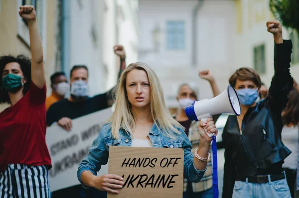 Πλήθος ακτιβιστών διαμαρτύρονται κατά της ρωσικής στρατιωτικής εισβολής στην Ουκρανία περπατώντας στο δρόμο. — Φωτογραφία Αρχείου