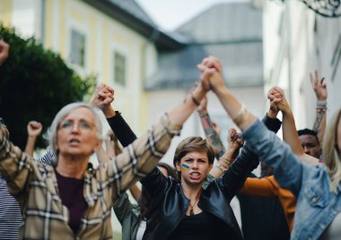 Ukrayna 'daki Rus askeri işgalini protesto eden bir grup aktivist sokakta yürüyor..