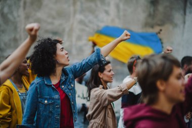 Ukrayna 'daki Rus askeri işgalini protesto eden bir grup aktivist sokakta yürüyor..