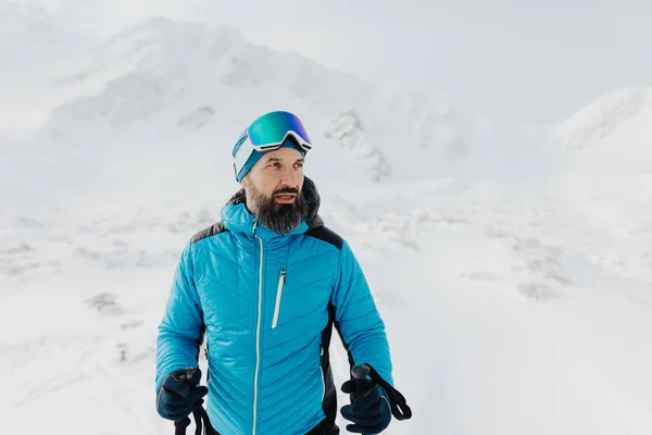 슬로바키아의 저지대에 있는 눈덮인 봉우리를 향해 등산하는 남자오지 스키 선수. — 스톡 사진