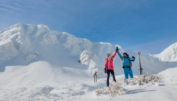 Slovakya 'daki Low Tatras' ta dağın tepesinde kayak yapan çift beşlik çakıyor.. — Stok fotoğraf