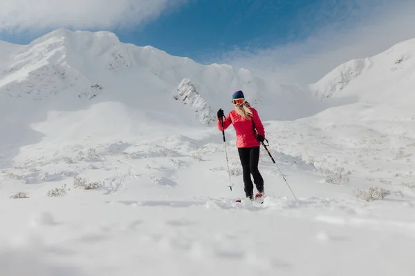 Slovakya 'nın Alçak Tatraları' ndaki karlı bir zirvenin zirvesine tırmanan kayakçı kadın.. — Stok fotoğraf