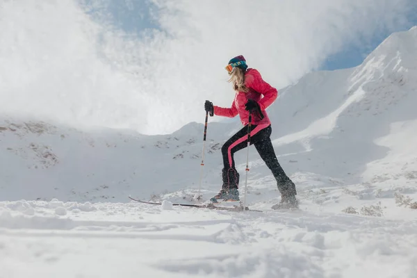 Kobieta backcountry narciarz wędrówki na szczyt śnieżnego szczytu w Tatrach Niskich na Słowacji. — Zdjęcie stockowe