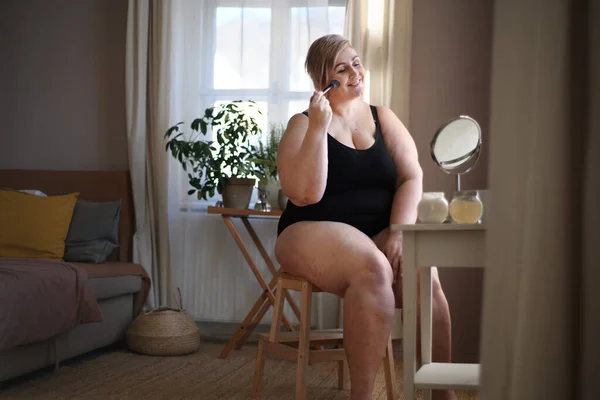 Nadváha žena sedí a použití make-up doma, self care koncept. — Stock fotografie