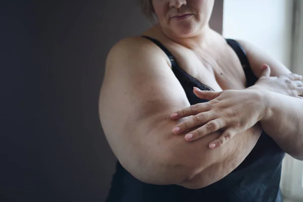 Triste mujer gorda y solitaria en ropa interior en casa. — Foto de Stock