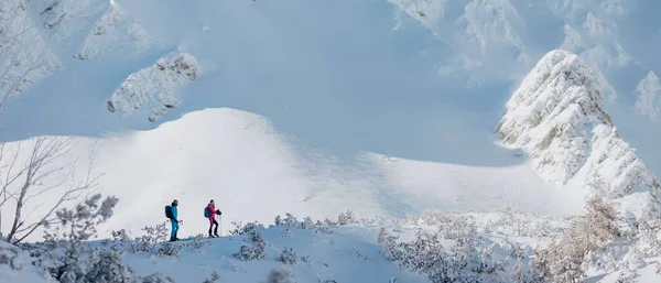 Slovakya 'daki Alçak Tatras' ta yürüyüş yapan kayak yapan çiftin manzara görüntüsü. — Stok fotoğraf
