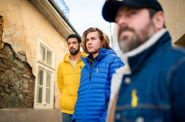 Manifestants avec des rubans bleus et jaunes ukrainiens protestant contre la guerre en Ukraine dans la rue — Photo