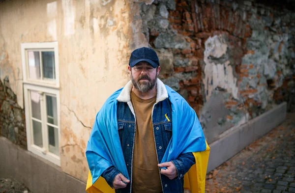 身穿蓝色和黄色乌克兰国旗的抗议者抗议乌克兰街头的战争 — 图库照片