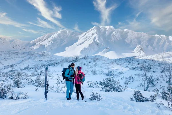 Coppia di scialpinisti che si prende una pausa sulla cima della montagna nel Basso Tatra in Slovacchia. — Foto Stock