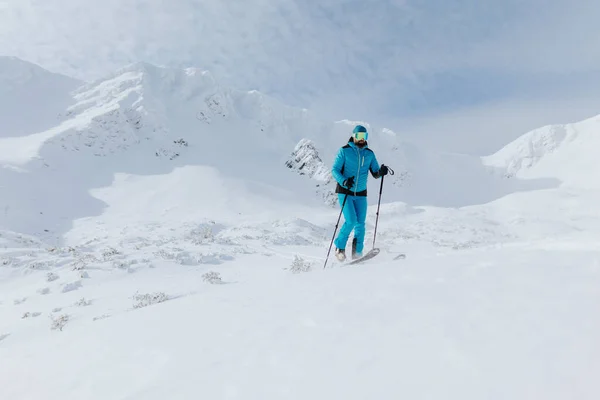 Muž backcountry lyžař pěší turistika na vrchol zasněženého vrcholu v Nízkých Tatrách na Slovensku. — Stock fotografie