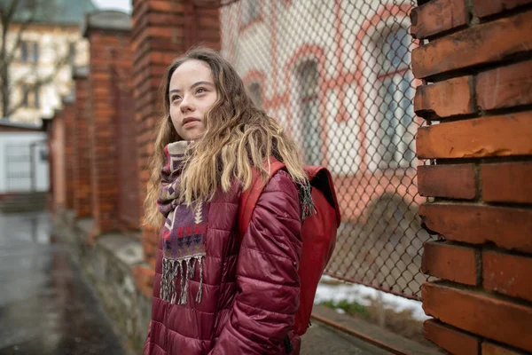 Junge Studentin mit Down-Syndrom läuft im Winter auf der Straße — Stockfoto