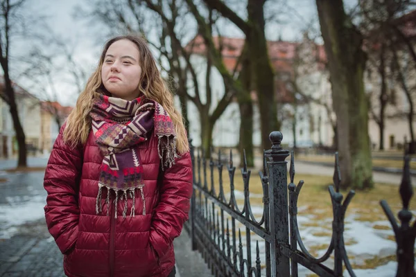 Junge Studentin mit Down-Syndrom läuft im Winter auf der Straße — Stockfoto