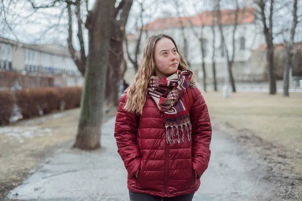 Молода студентка з синдромом Дауна ходить вулицею взимку — стокове фото