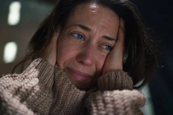Close-up de deprimido médio-adulto mulher solitária chorando no escuro. — Fotografia de Stock