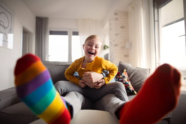 Veselá holčička s Downovým syndromem se baví se svým otcem doma. — Stock fotografie