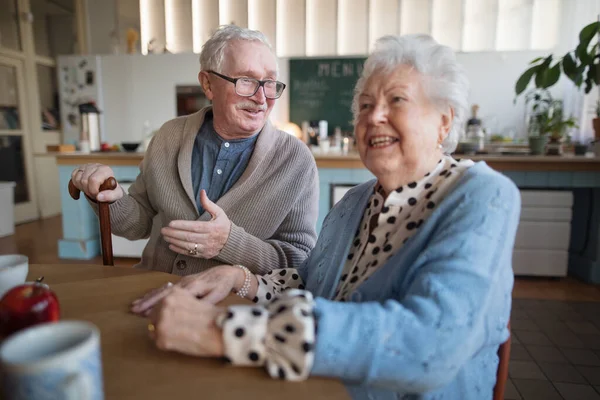 Sorrindo mulher idosa e homem desfrutando de café da manhã no centro de cuidados domiciliares de idosos. — Fotografia de Stock