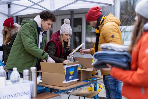 Wolontariusze rozprowadzający donacje uchodźcom na granicy ukraińskiej, koncepcja wojny rosyjsko-ukraińskiej. — Zdjęcie stockowe