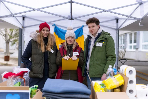 Команда волонтеров, раздающих еду, напитки и другие пожертвования беженцам на границе с Украиной. — стоковое фото