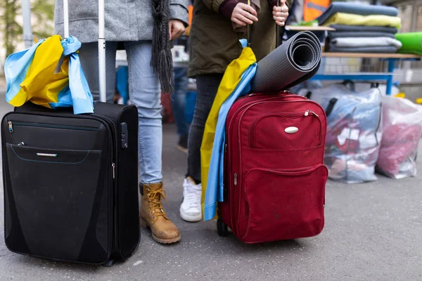 Sección baja de inmigrantes ucranianos con equipaje cruzando la frontera y llegando al campamento de refugiados. — Foto de Stock