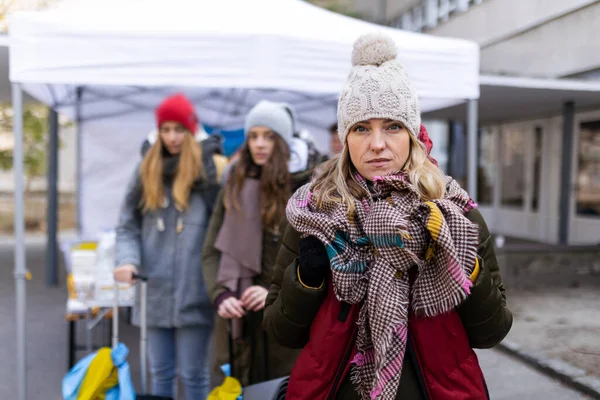 Deprimovaná ukrajinská uprchlice přechází hranice a dívá se do kamery. — Stock fotografie