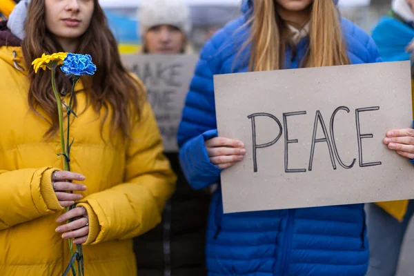 Διαδήλωση κατά της ρωσικής εισβολής στην Ουκρανία. Οι άνθρωποι που κρατούν πολεμικά τραγούδια και πανό στο δρόμο. — Φωτογραφία Αρχείου