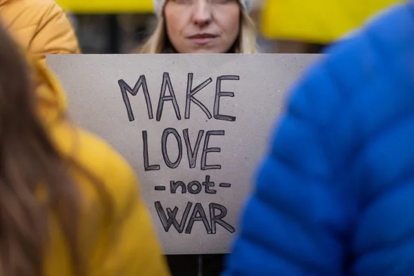 Protest tegen de Russische invasie van Oekraïne. Mensen met anti-oorlogsgezangen en spandoeken op straat. — Stockfoto