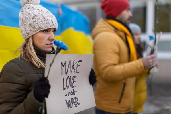 Протест проти вторгнення Росії в Україну. Люди, які тримають анти-воєнні співи та прапори на вулицях.. — стокове фото