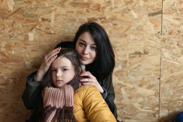 Refugiados de guerra ucraniana em abrigo temporário e centro de ajuda, menina com sua mãe. — Fotografia de Stock