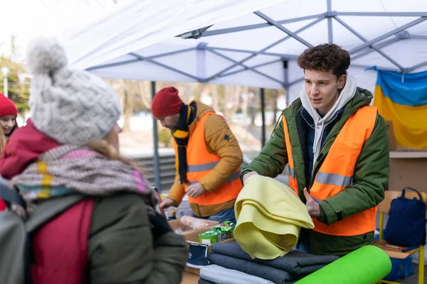 Εθελοντές που διανέμουν κουβέρτες και άλλες δωρεές σε πρόσφυγες στα ουκρανικά σύνορα. — Φωτογραφία Αρχείου
