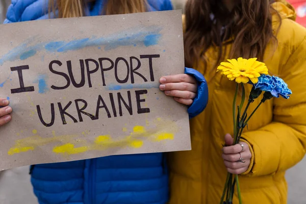 Διαδήλωση κατά της ρωσικής εισβολής στην Ουκρανία. Οι άνθρωποι που κρατούν πολεμικά τραγούδια και πανό στο δρόμο. — Φωτογραφία Αρχείου