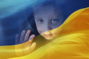 Kesik kaşlı ve Ukrayna bayrağıyla zavallı küçük çocuğun çifte pozu..