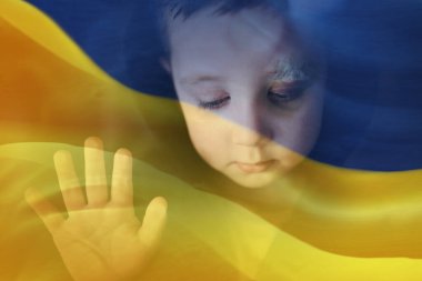 Kesik kaşlı ve Ukrayna bayrağıyla zavallı küçük çocuğun çifte pozu..