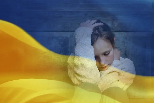 Dupla exposição de menina refugiada r e bandeira ucraniana. — Fotografia de Stock