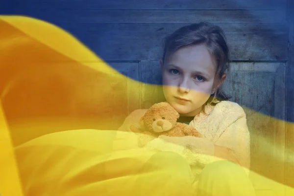 Dupla exposição de menina refugiada ursinho ursinho e bandeira ucraniana. — Fotografia de Stock
