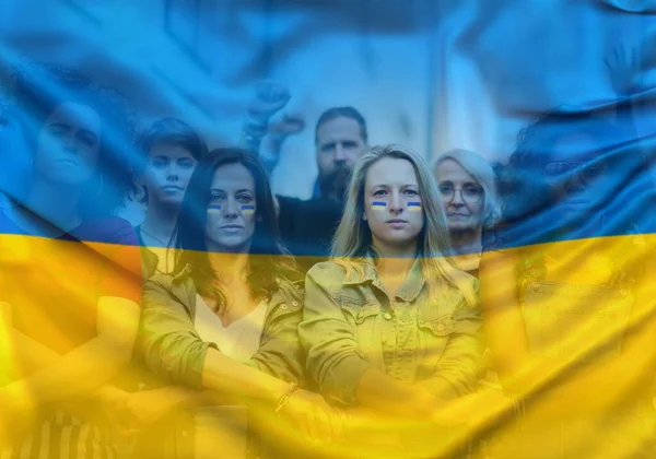 Multidão de ativistas protestando contra a invasão militar russa na Ucrânia andando na rua. — Fotografia de Stock