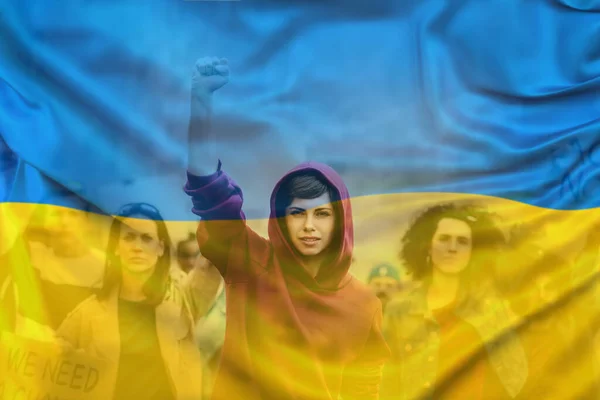 Protesto contra a invasão russa da Ucrânia. Pessoas segurando anti guerra cantam e bandeiras na rua. — Fotografia de Stock