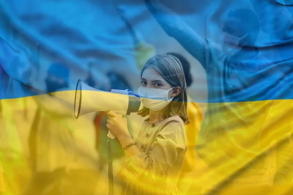 Dupla exposição de manifestantes protestando contra a guerra na Ucrânia e na bandeira ucraniana. — Fotografia de Stock