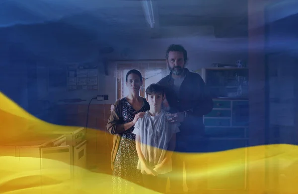 Double exposition de la famille pauvre avec petite fille et drapeau ukrainien. — Photo