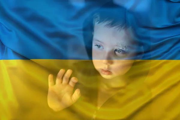 Podwójna ekspozycja biednego smutnego chłopca z obciętymi brwiami i ukraińską flagą. — Zdjęcie stockowe
