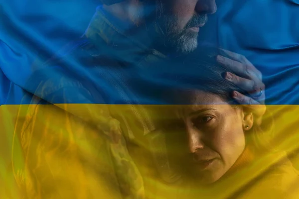 Dupla exposição de mulher triste chorando ao abraçar seu marido militar e bandeira ucraniana. — Fotografia de Stock