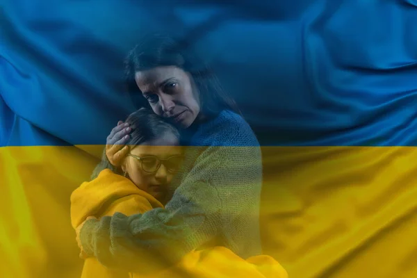 Dupla exposição de mãe triste abraçando sua filha e bandeira ucraniana — Fotografia de Stock