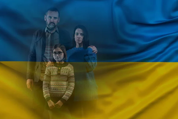 Dupla exposição da família de refugiados com uma criança olhando para a câmera e bandeira ucraniana — Fotografia de Stock