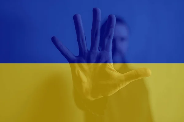 Dupla exposição de homem maduro deprimido, sozinho na escuridão, parar o conceito de guerra e bandeira ucraniana. — Fotografia de Stock